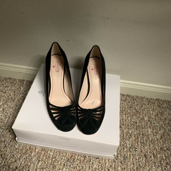 Black Pumps - Picture 5 of 5